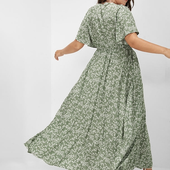 Green Dress - Flutter Sleeve Ditsy Floral Pockets Maxi Dress size 26 / 4X - Picture 3 of 10